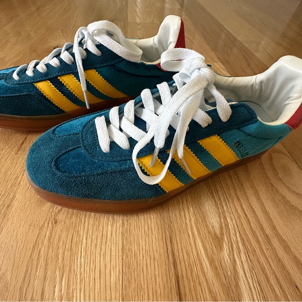 Excellent condition! Adidas Blue and Yellow Classic Court sneakers.